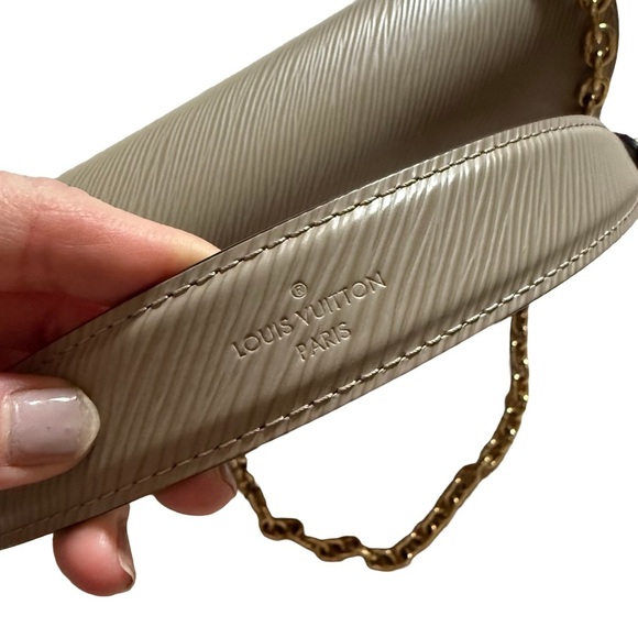 LOUIS VUITTON TAN “TWIST MM” EPI LEATHER CROSSBODY/SHOULDER BAG W/ GOLD HARDWARE - Picture 6 of 15